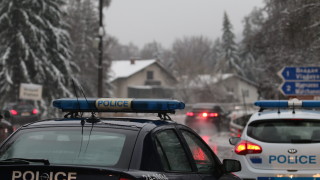 Проходът Петрохан остава затворен заради снегопочистване и паднали клони и