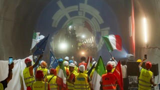 Най дългият железопътен тунел в света е Готард с малко над