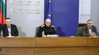 Проф. Кантарджиев: Мерките дават резултат, очакваме пика в края на април; Отлагат матурите с 10 дни, изпитът след 7-ми клас - с четири