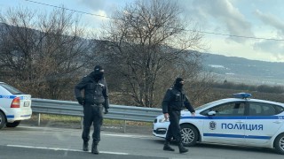 Масови проверки на коли и автобуси на изхода на АМ „Тракия“