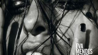 Eва Мендес мокра и гореща в "Interview"