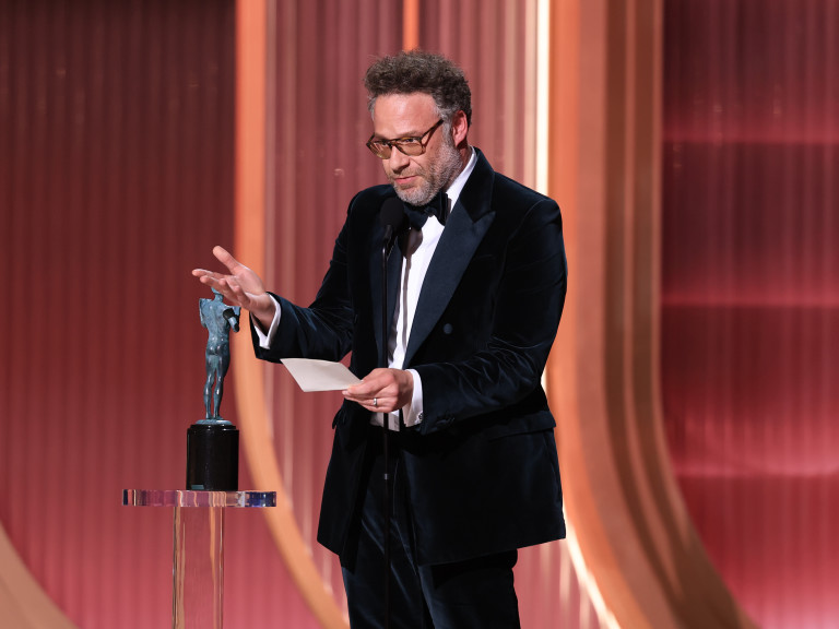 Сет Роугън приема наградата на Катрин О'Хара от нейно име на Актьорските награди в САЩ