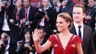 Натали Портман се целува с жена