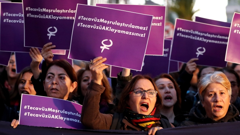 Турските власти оттеглиха закона за амнистирането на изнасилвачи на деца