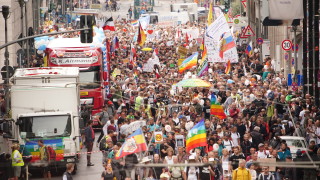 Полицията призова участниците в многохиляден протест в Берлин срещу правителствените