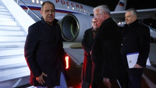 Лавров пристигна за срещата на ОССЕ в Скопие