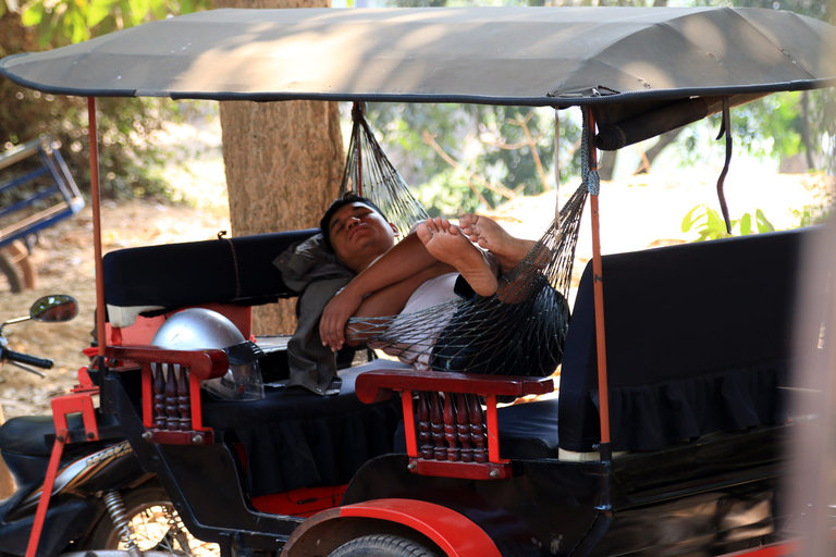 Камбоджанците опъват хамаците си на всички места