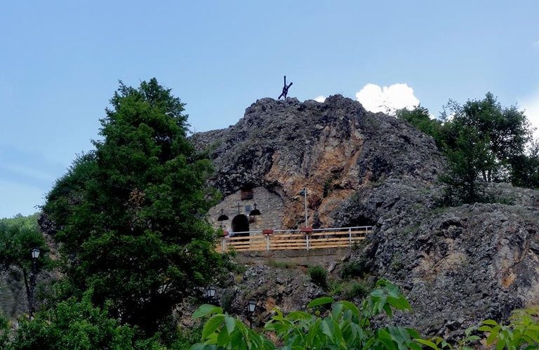 Параклисът, погледнат от долу