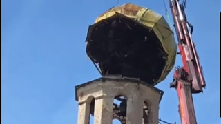 Кран изпусна и напълно унищожи купола на храма Св Николай
