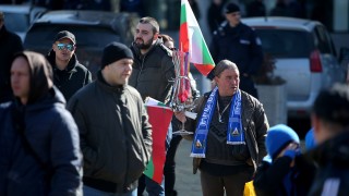 Фенове на Левски се събраха пред Народното събрание Те не