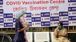 Един починал и трима под наблюдение от над 220 хил. ваксинирани в Индия