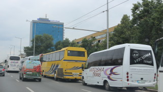 Протестиращи автобусни превозвачи блокираха много от градовете в страната В