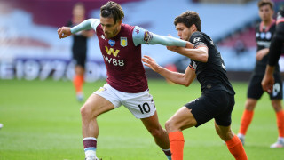 Джонатан Бенет който е агент на звездата на Астън Вила