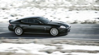 Jaguar XKR-S с признание от читателите на Playboy 