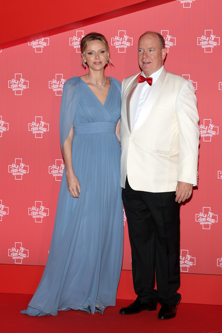 Кралското семейство в целия си искра