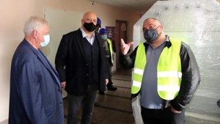 Красен Кралев и Кирил Ананиев дадоха начало на реконструкцията на зала "Борис Гюдеров" в Перник