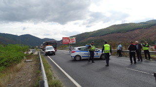 Катастрофа между микробус и товарен автомобил затруднява движението по автомагистрала