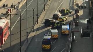 Един човек е застрелян докато полицията в Лондон се справя