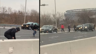 Инкасо автомобил разпиля пари на магистрала в американския щат Ню