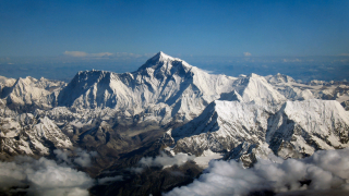 Еверест "пораснал" близо с 1 метър