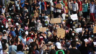 Полицията на гръцкия остров Лесбос използва сълзотворен газ срещу мигранти