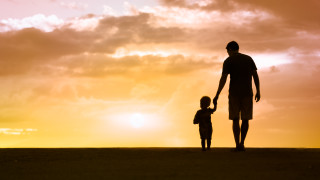Физическата игра с бащата помага на детето да контролира емоциите си