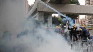 Полицията използва сълзотворен газ срещу протестиращите в Хонконг