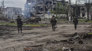 Във временно окупирания украински град Мариупол са забелязани два конвоя