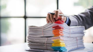 В администрацията на изпълнителната власт в България през 2022 година