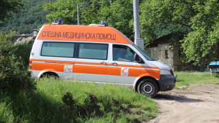 Камък е паднал върху кола на ул Самоковско шосе при