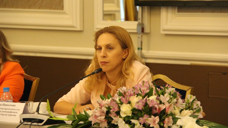 Николова предложила мярката 80/20 за туризма да се удължи до май 2021 г. 