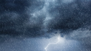 Силни дъждове предизвикаха наводнения по пътищата в Гърция след горещата