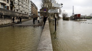 Застрашителното ниво на река Сена евакуира 1 500 души в Париж