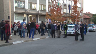 Жители на Казанлък и региона се събраха днес пред полицейското