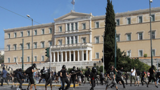 Гърция остава в рецесия и през 2014 г.