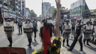 Десетки хиляди на протест срещу преврата в Мианмар въпреки забраната на интернет