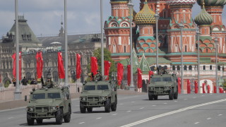 Лидерите на ОНД наблюдават с Путин парада за Деня на победата 