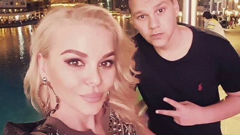 ДесиСлава отиде в Дубай със сина си