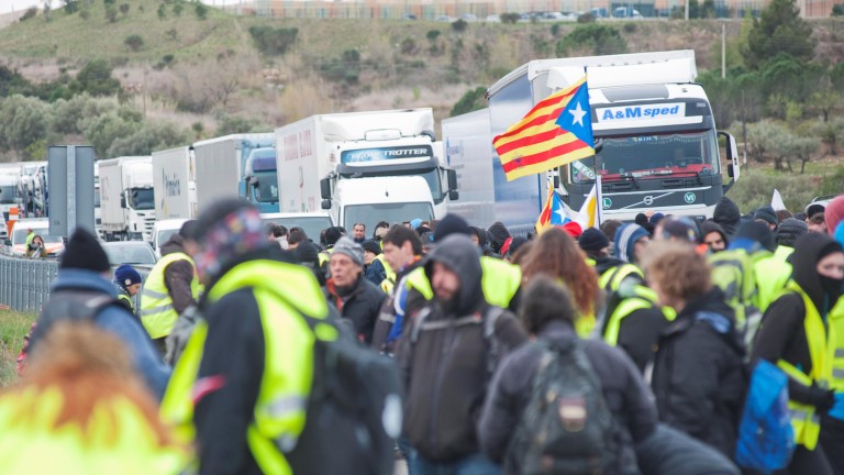 Поддръжници на отстранения каталунски лидер Карлес Пучдемон излязоха на улицата,