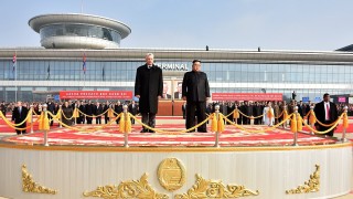 Култът към вожда Ким се задълбочава, започва да виси по портрети