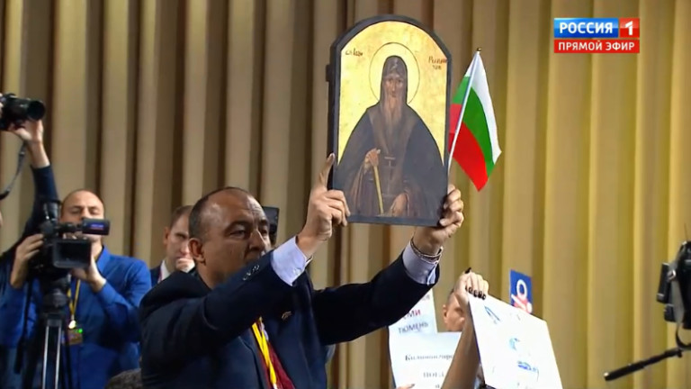 Български журналист се опита да подари икона на президента на
