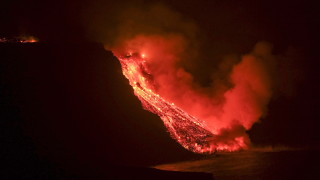 Нажежена лава от вулкана който опустоши испанския остров Ла Палма
