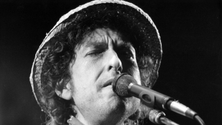 Боб Дилън приема Нобеловата награда