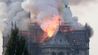 Катедралата Нотре Дам се запали според парижката пожарна служба и