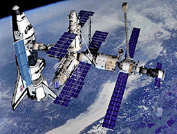 Атлантис се скачи с Международната космическа станция