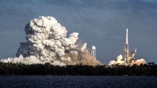 Space X успешно изстреля най-голямото транспортно средство