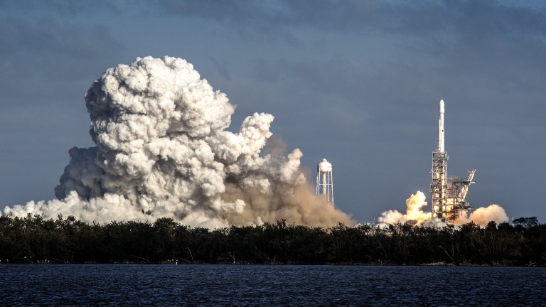 Изстрелването на Falcon Heavy струва над 2 пъти по-малко от ракета на конкурент