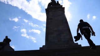 Строителна ограда започнаха да изграждат около Паметника на съветската армия