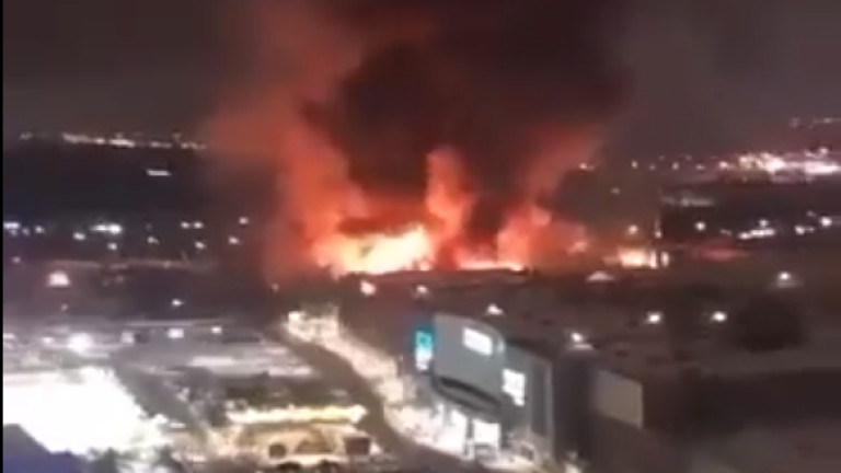 Един човек загина при огромен пожар, избухнал в търговски център