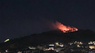 Голям пожар избухна тази вечер в района на Айтос в